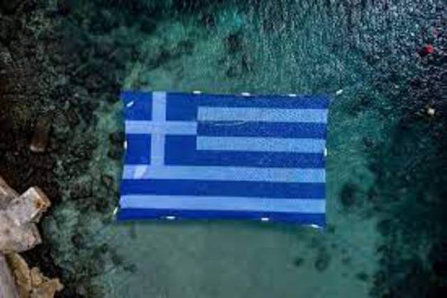 25η Μαρτίου: Εντυπωσιακή η Γαλανόλευκη στα νερά της Πειραϊκής